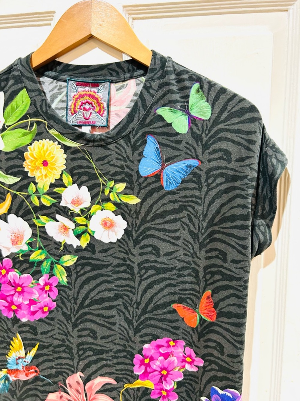 JOHNNY WAS Blooming Breeze Boho Graphic T-Shirt Zebra Floral Butterfly XS - Picture 8 of 10